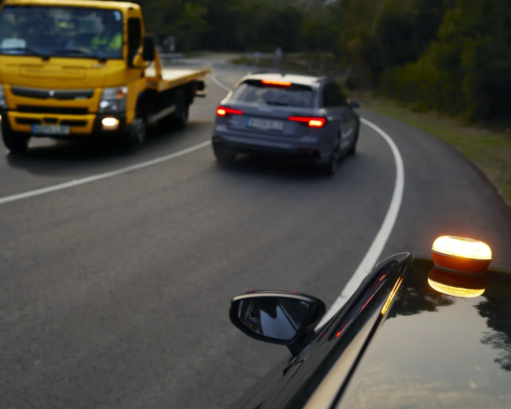 Coche accidentado en el arcén a la espera de la grúa
